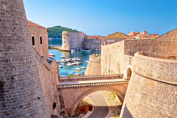 De massiva försvarsmurarna i Dubrovnik skapar en helt speciell atmosfär.